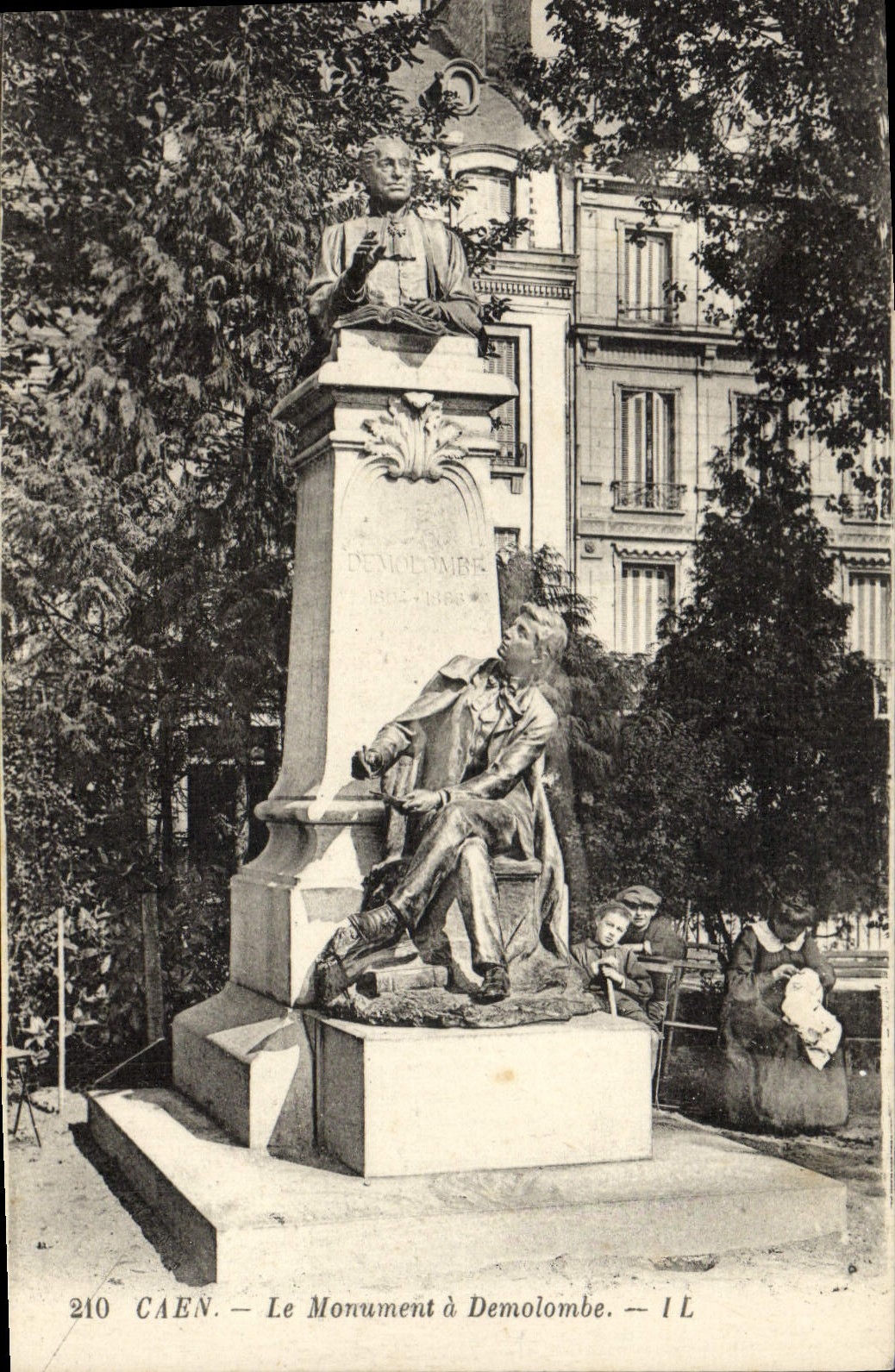 CPA Caen Le Monument a Demolombe 