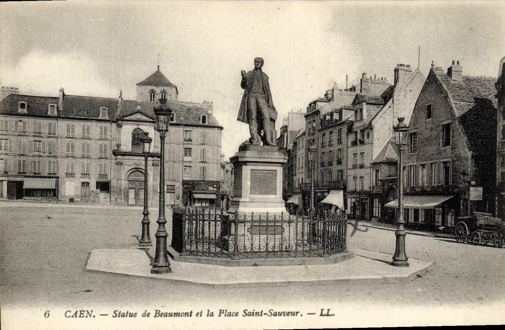 CPA Caen Statue de Beaumont et la Place Saint Sauveur 
