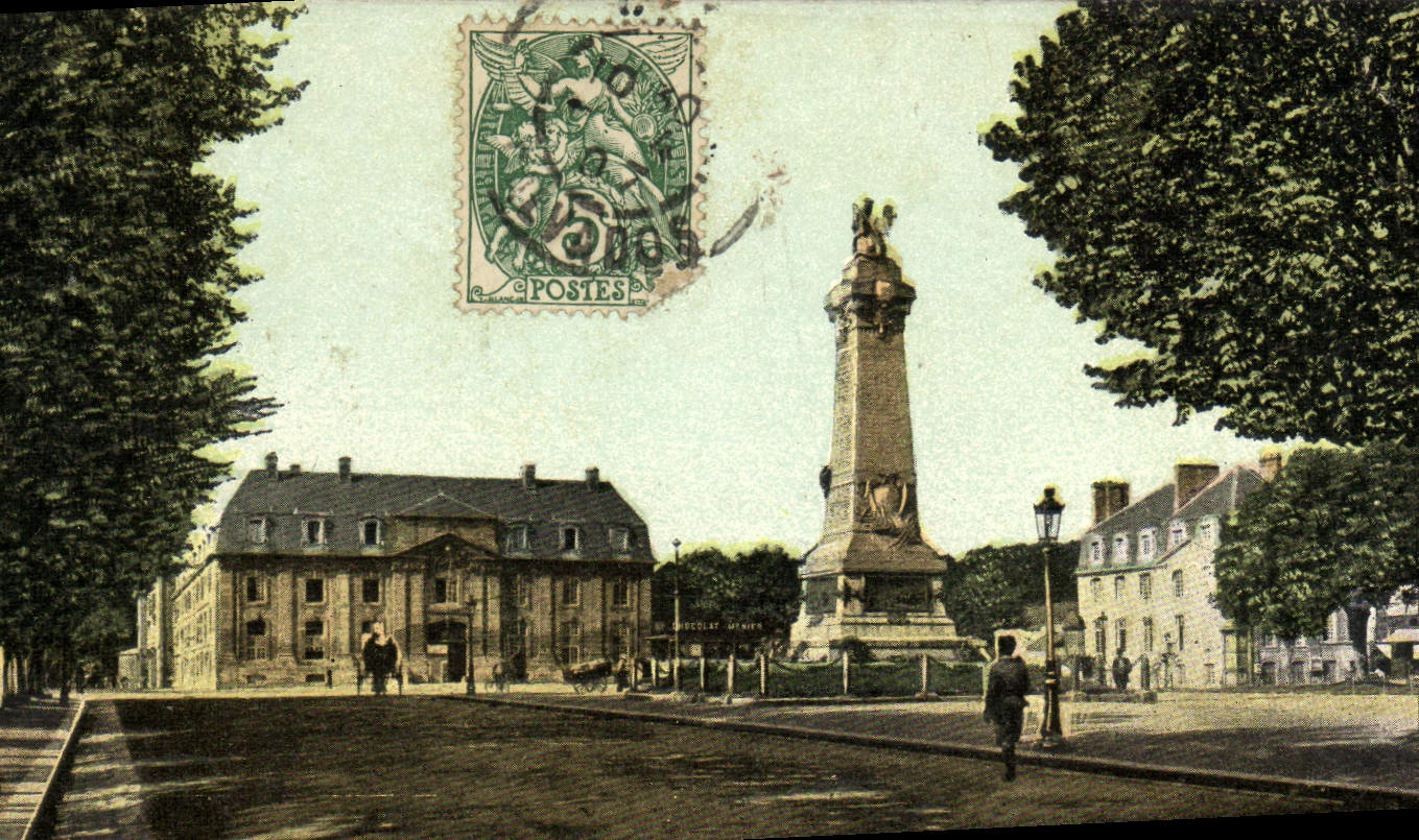 CPA Caen Place Alexandre III Le monument des Mobiles