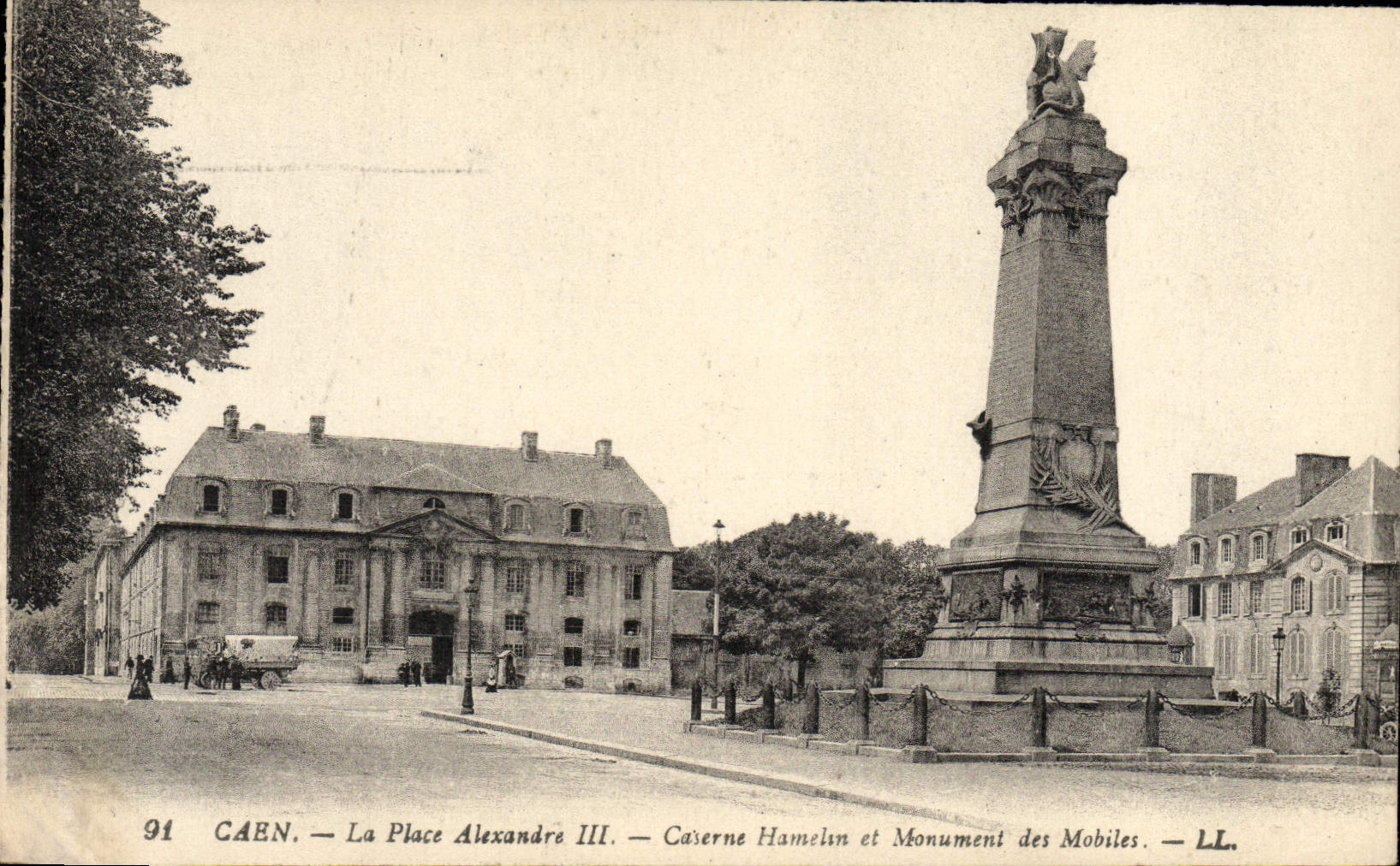 CPA Caen La Place Alexandre lll Caserne Hamelin et Monument des Mobiles