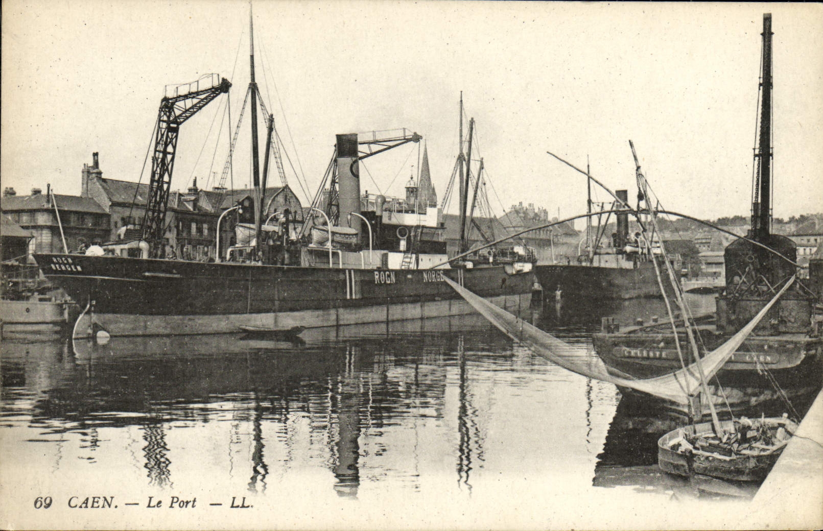 CPA Caen Le Port Bateaux