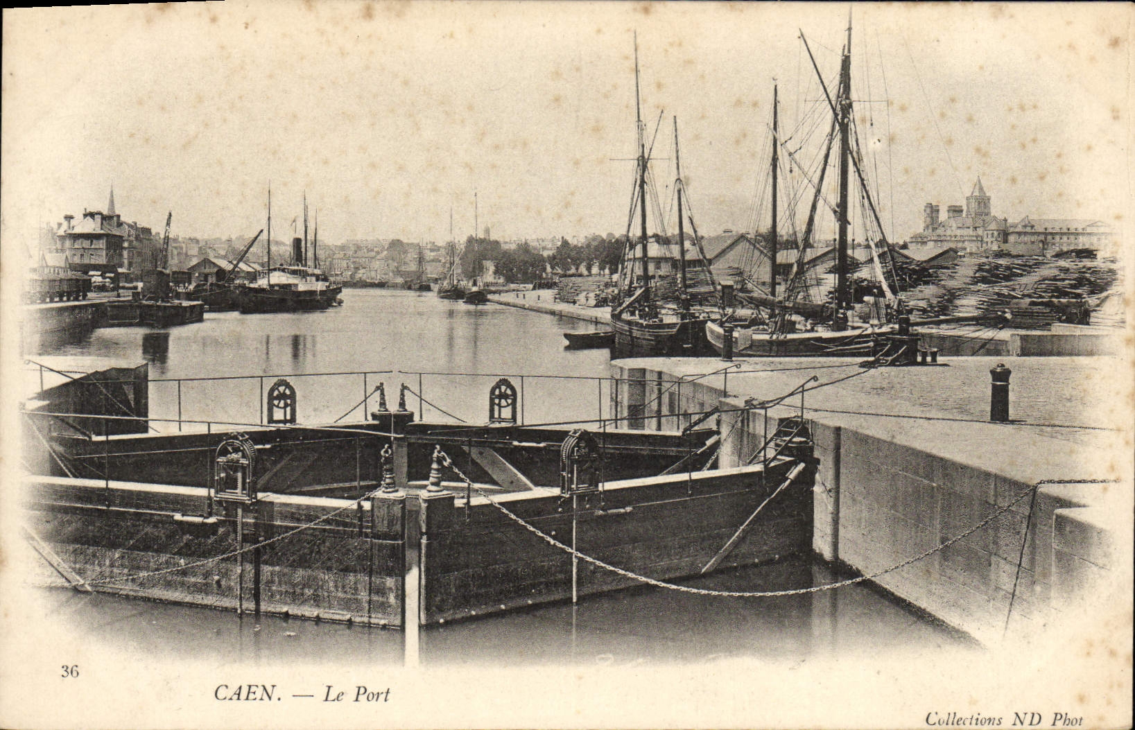 CPA Caen Le Port Bateaux