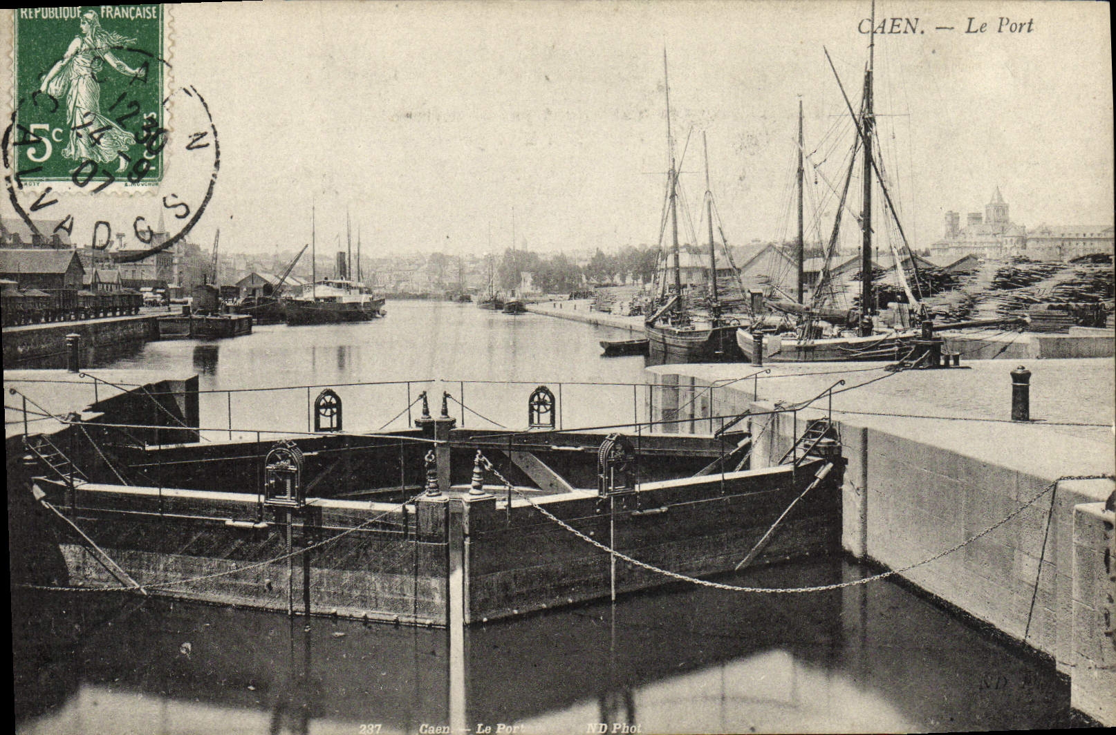 CPA Caen Le Port Bateaux