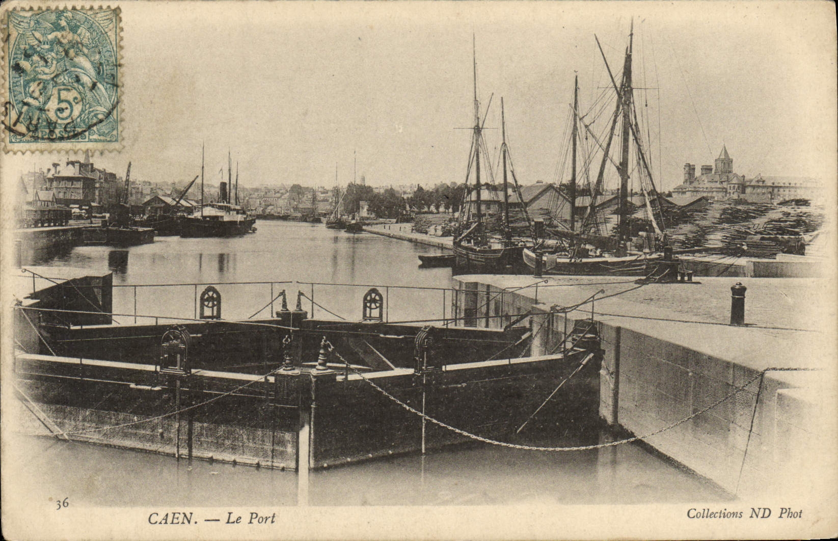 CPA Caen Le Port Bateaux