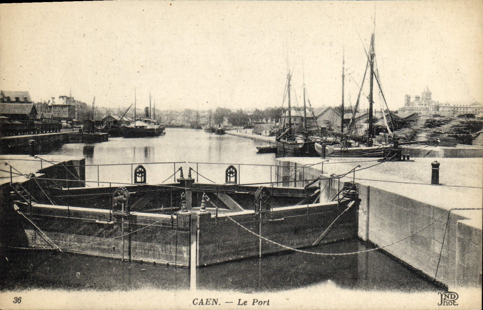 CPA Caen Le Port Bateaux