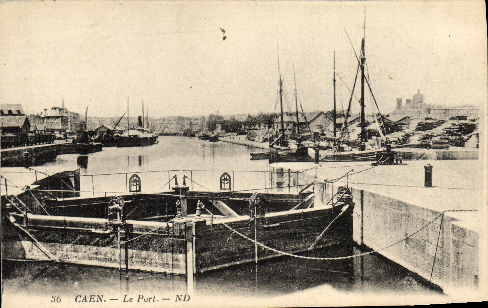 CPA Caen Le Port Bateaux