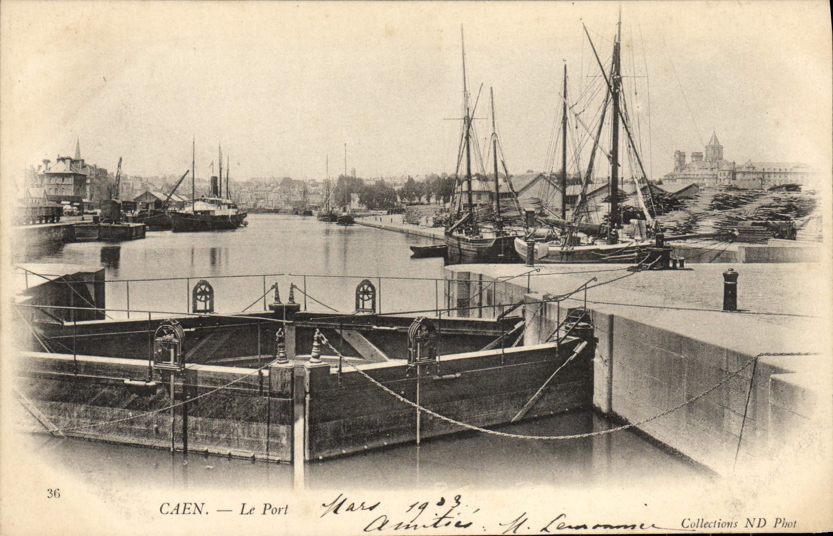 CPA Caen Le Port Bateaux