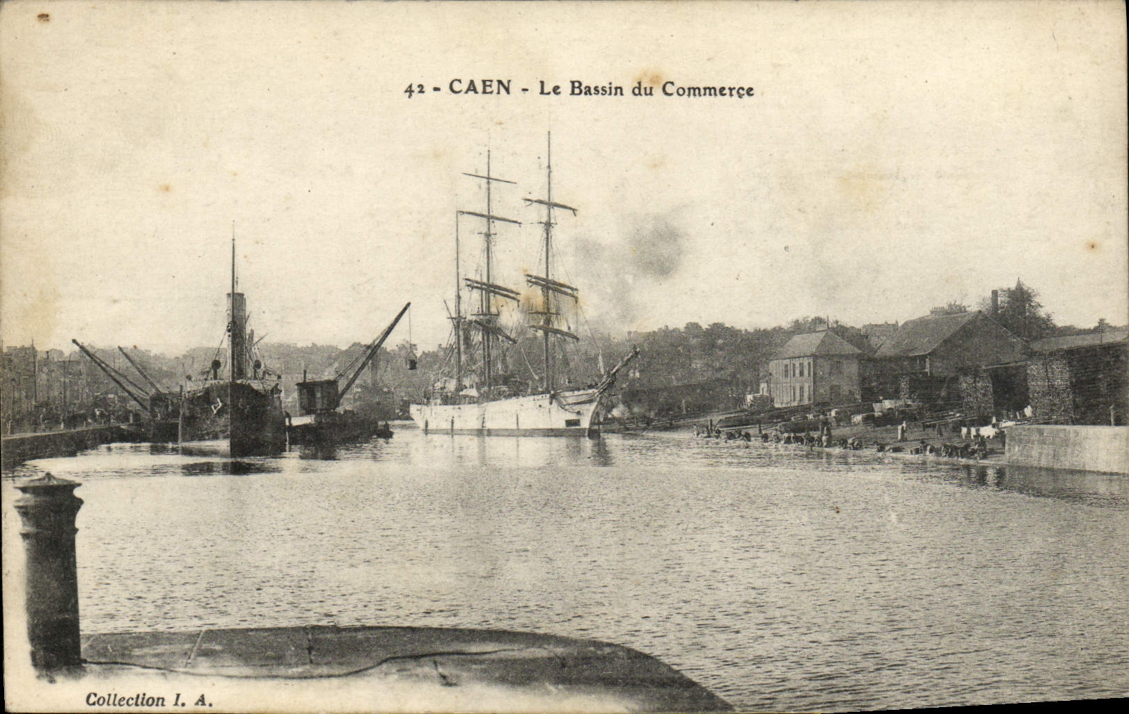 CPA Caen Le Bassin du Commerce Bateau 
