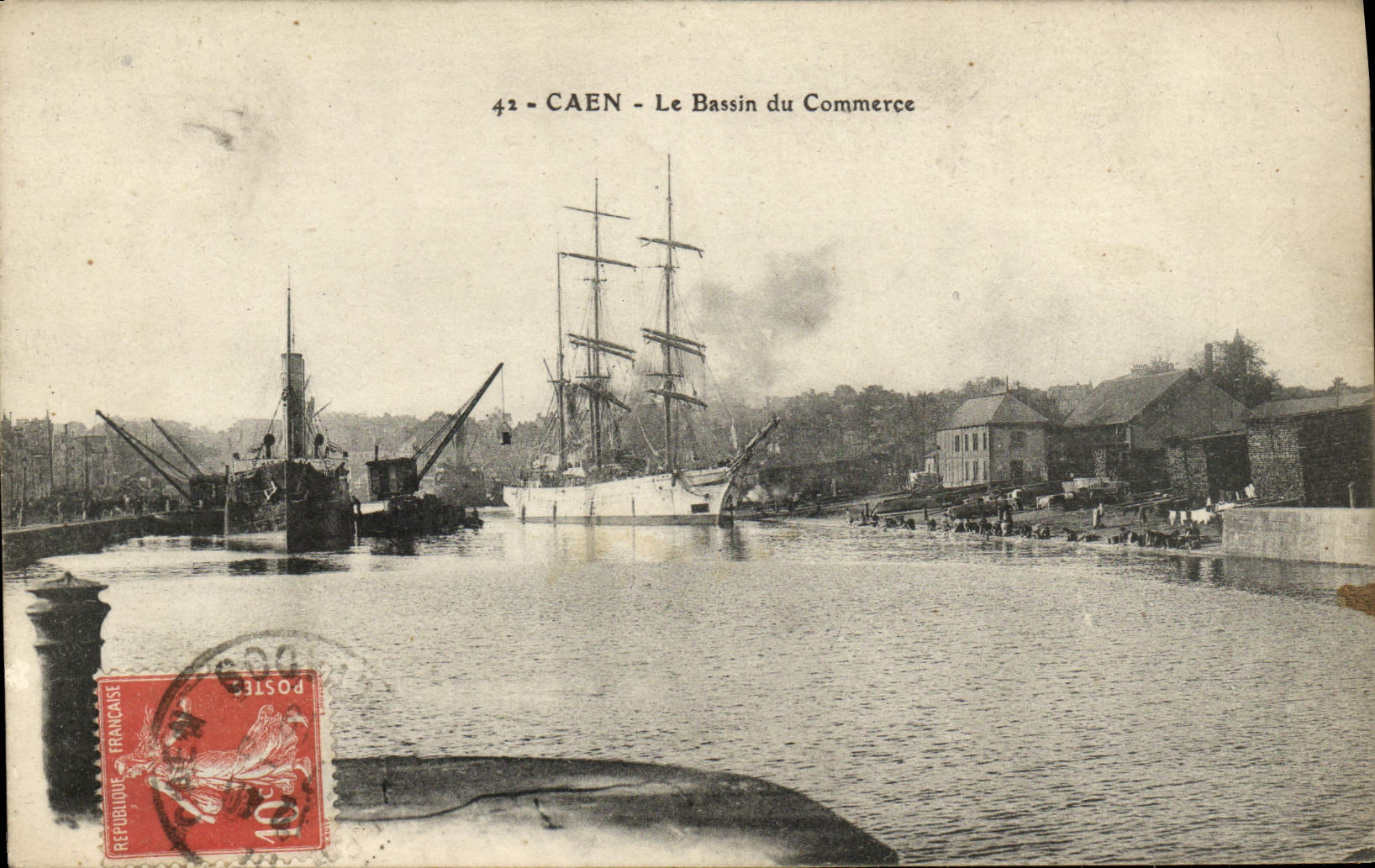 CPA Caen Le Bassin du Commerce Bateau 