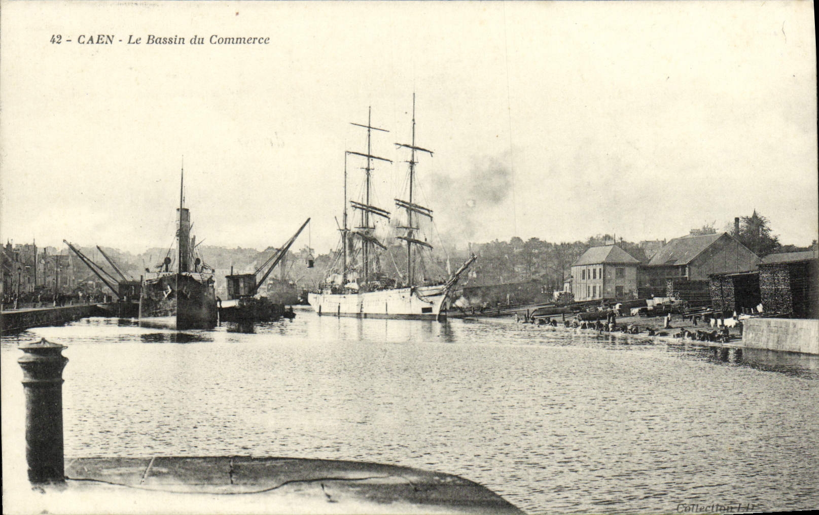 CPA Caen Le Bassin du Commerce Bateau 