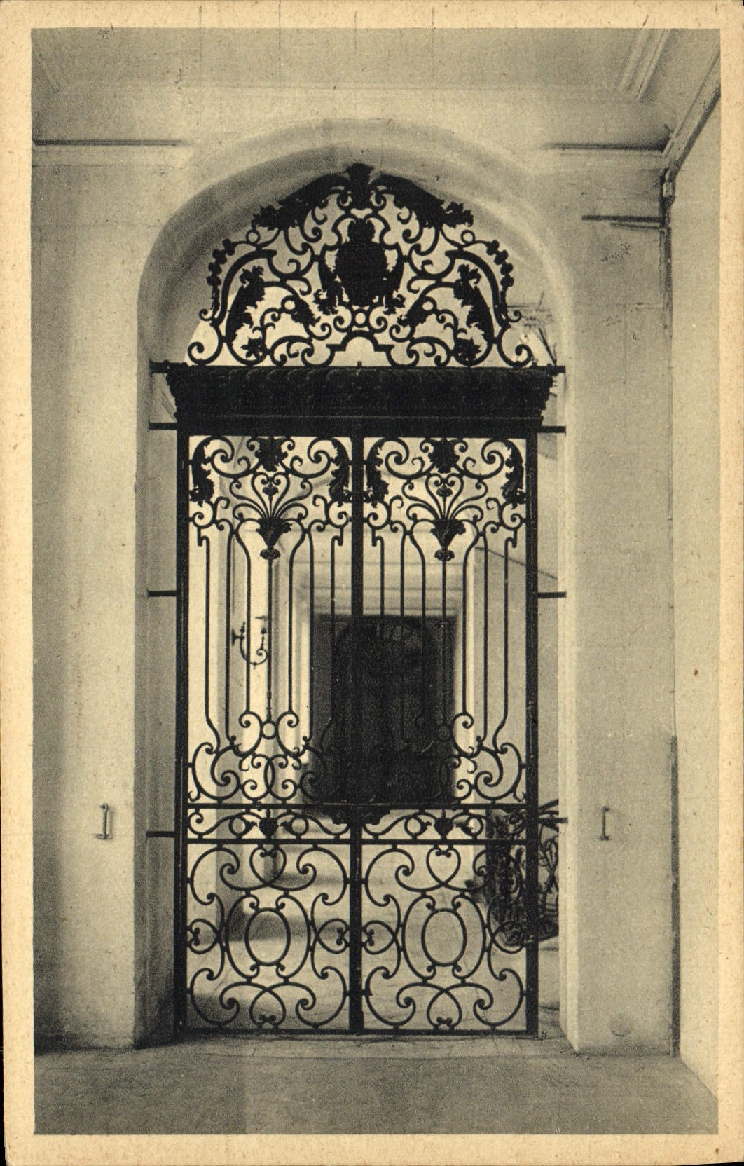 La abadía vieja de Malherbe del licéo de Caen de la POSTAL de la VENDIMIA con los hombres lleva grillee