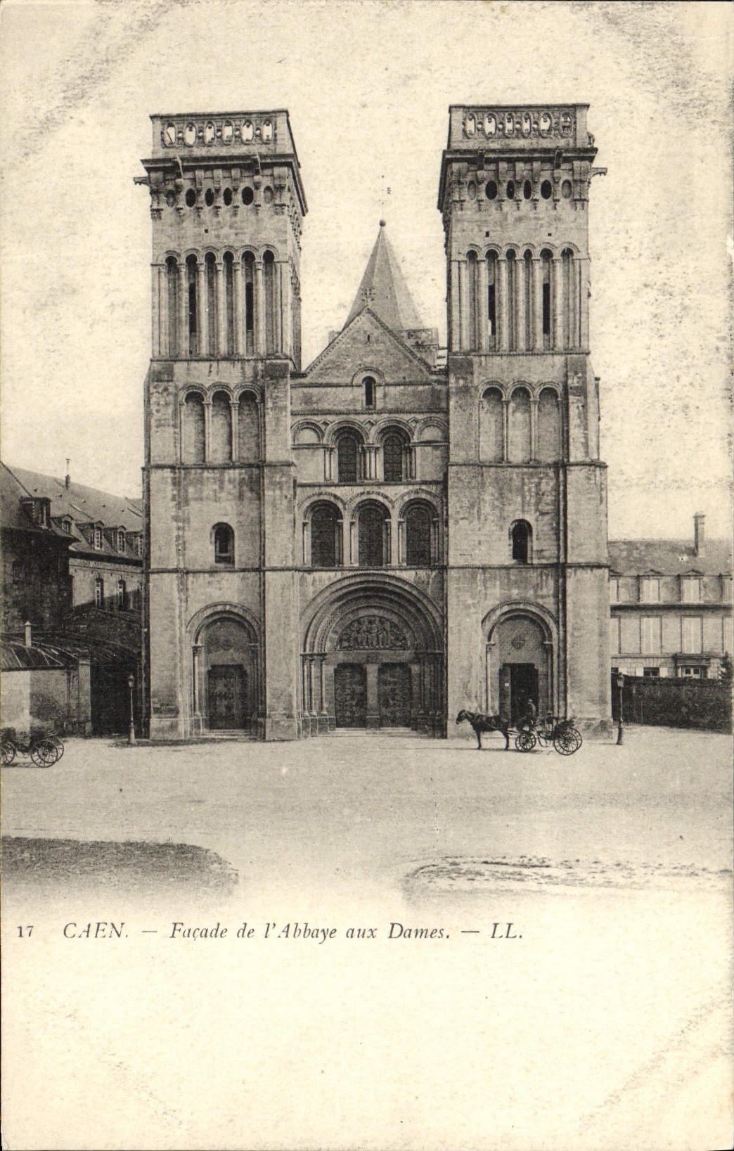 Ataque frontal de Caen de la POSTAL de la VENDIMIA de la abadía a las señoras