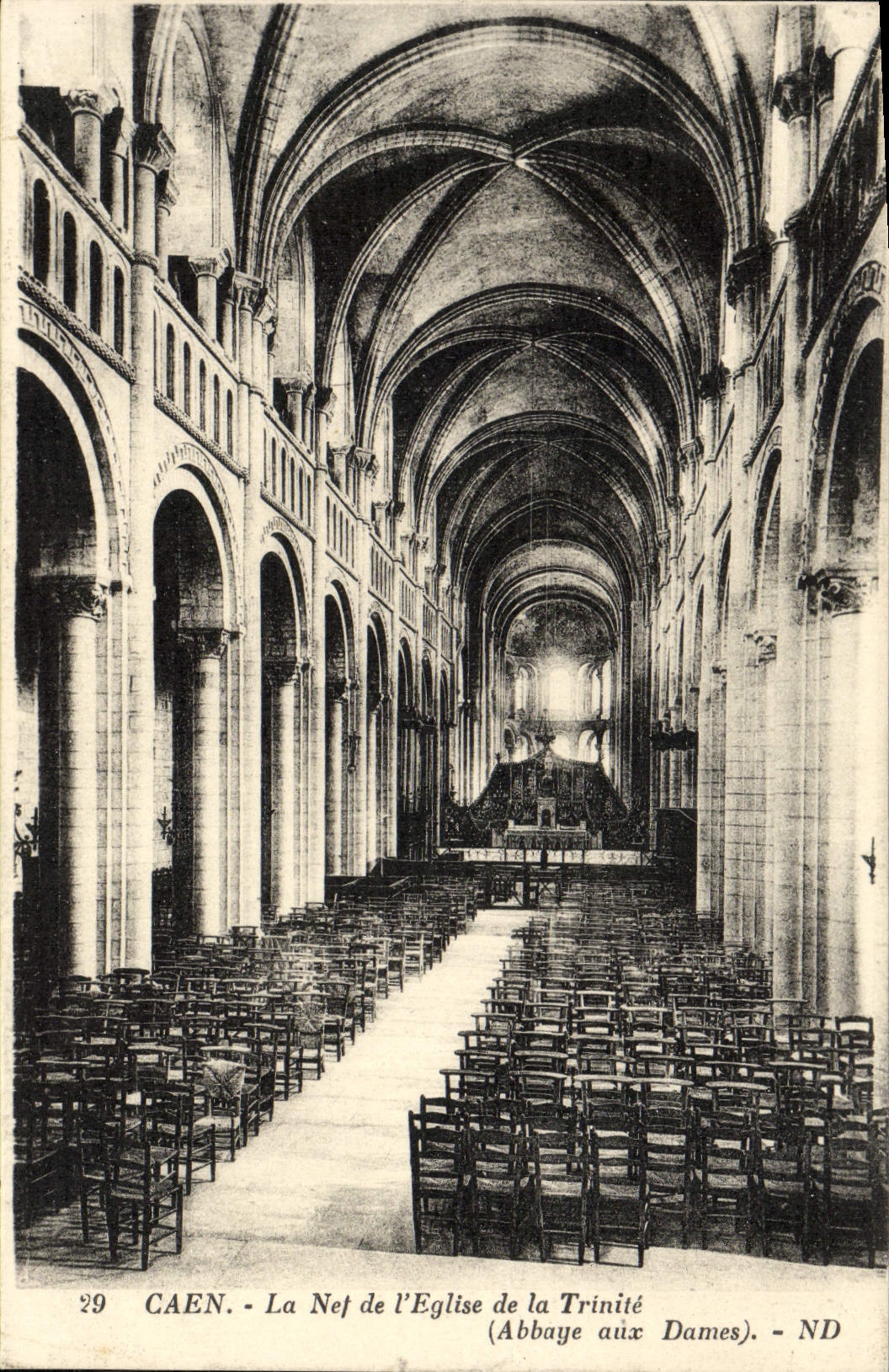 CPA Caen La Nef de l'Eglise de la Sainte Trinite Abbaye aux Dames