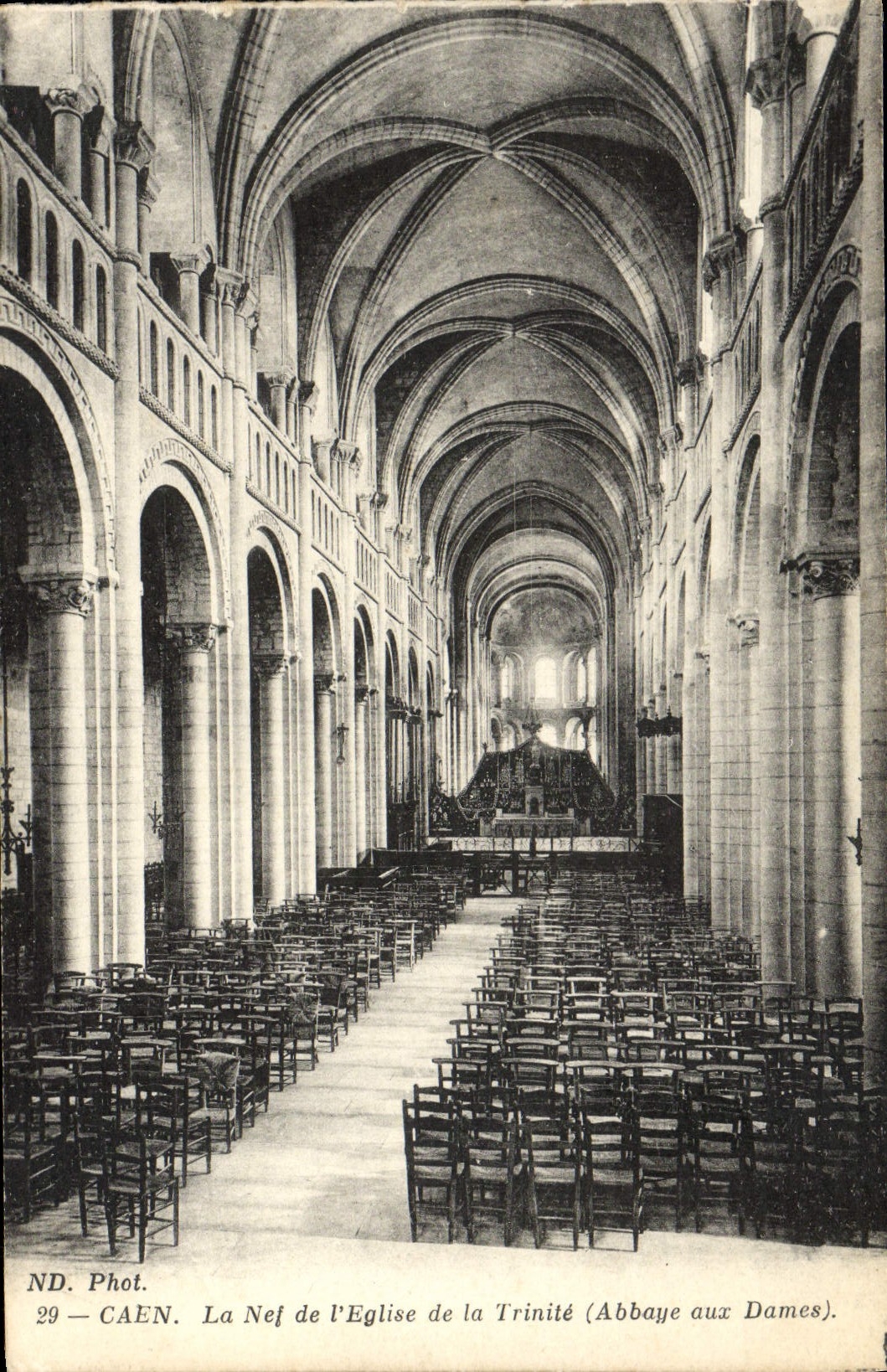 CPA Caen La Nef de l'Eglise de la Trinite Abbaye Aux Dames