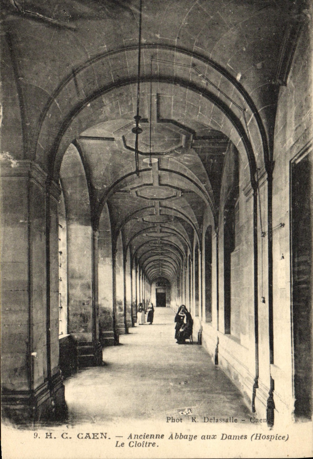 Abadía vieja de Caen de la POSTAL de la VENDIMIA con las señoras el hogar de vieja gente del claustro