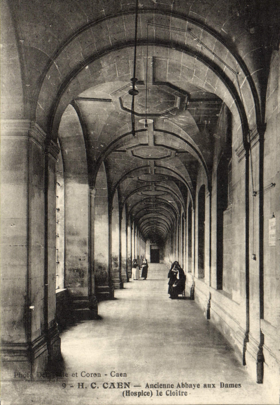 CPA Caen Ancienne Abbaye aux Dames Le Cloitre Hospice