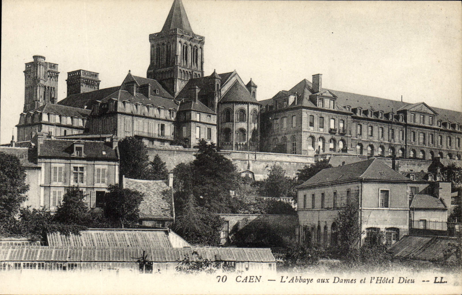 CPA Caen L'Abbaye aux Dames et l'Hotel Dieu