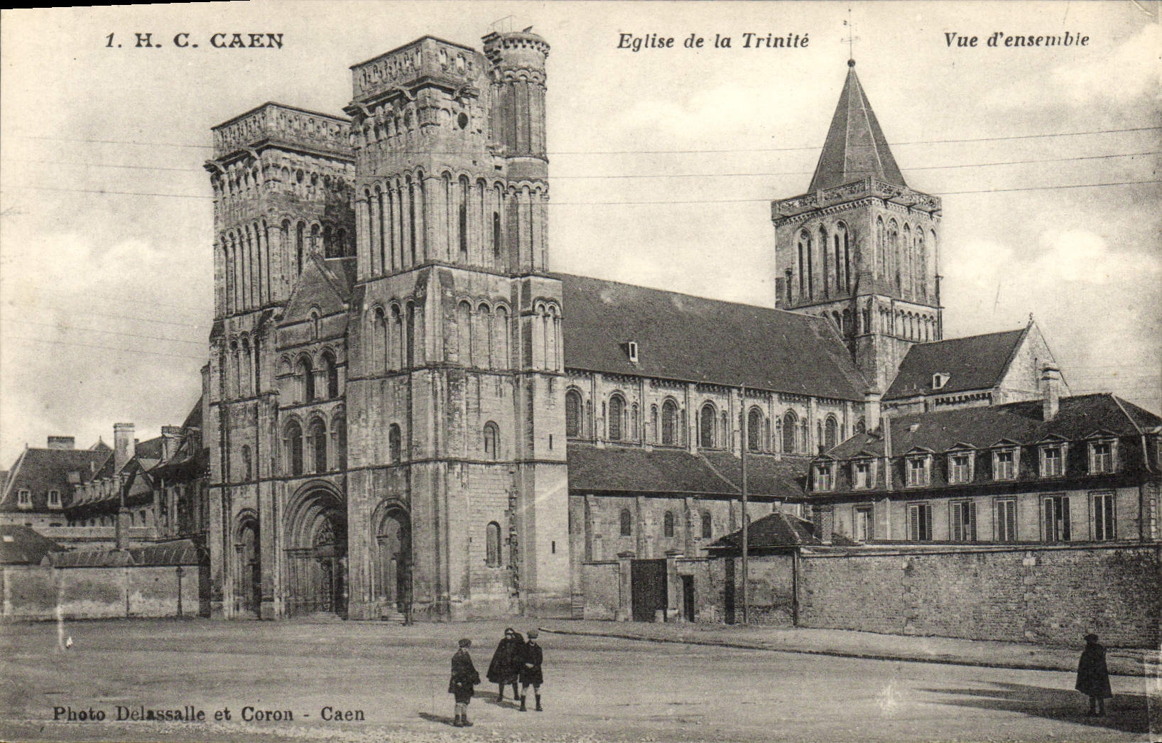 CPA Caen Eglise de la Trinite Vue d'ensemble