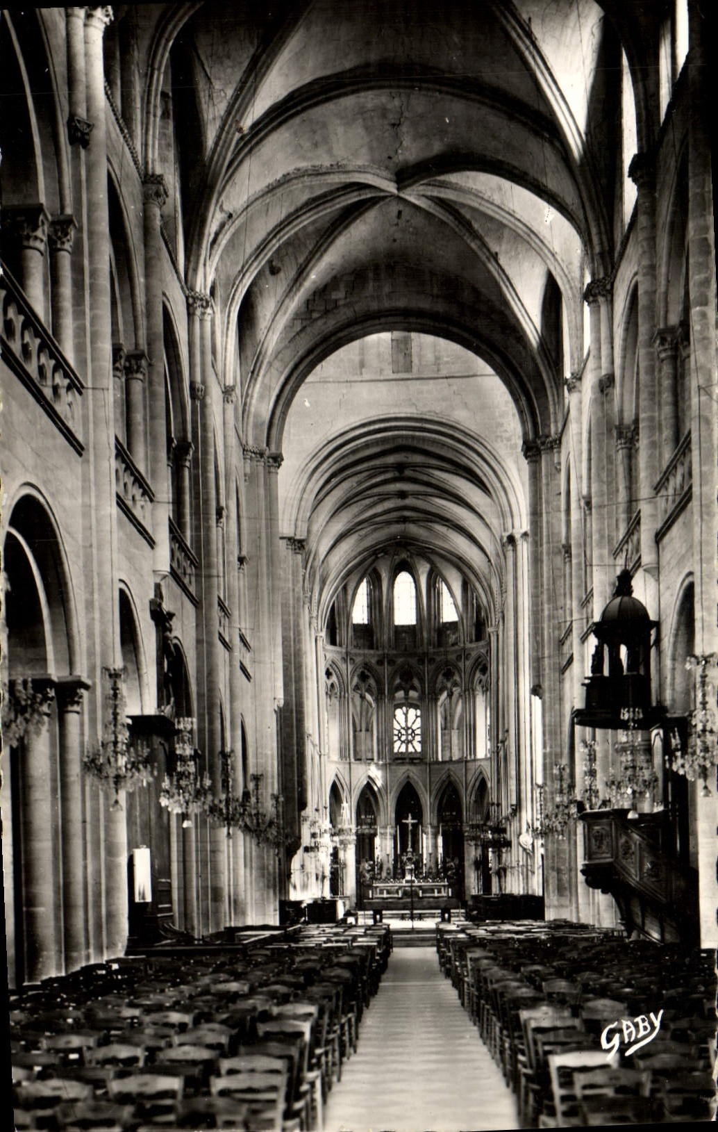 CPM Caen Eglise Abbatiate Saint Etienne La Nef avec voutes a nervures et le choeur