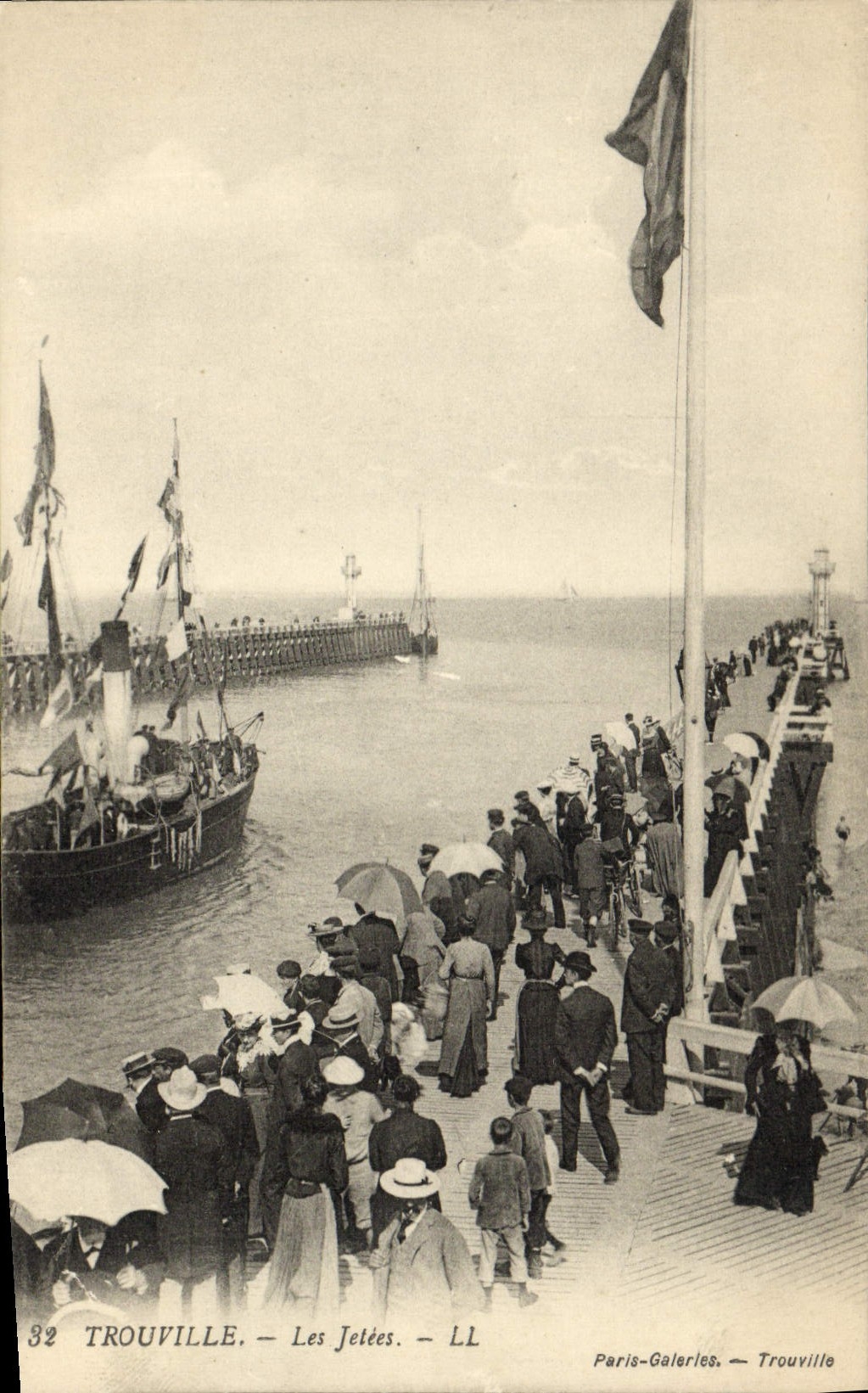 CPA Trouville Les Jetees Bateau