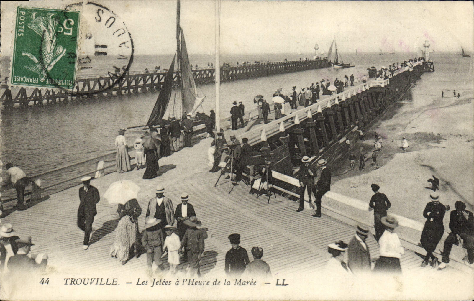 Embarcaderos de Trouville de la POSTAL de la VENDIMIA por la hora de la marea