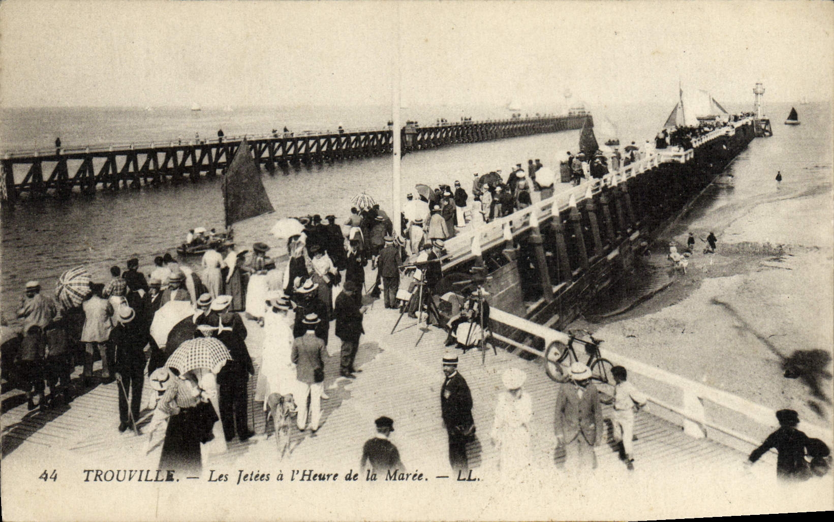CPA Trouville Les Jetees a l'Heure de la Maree 