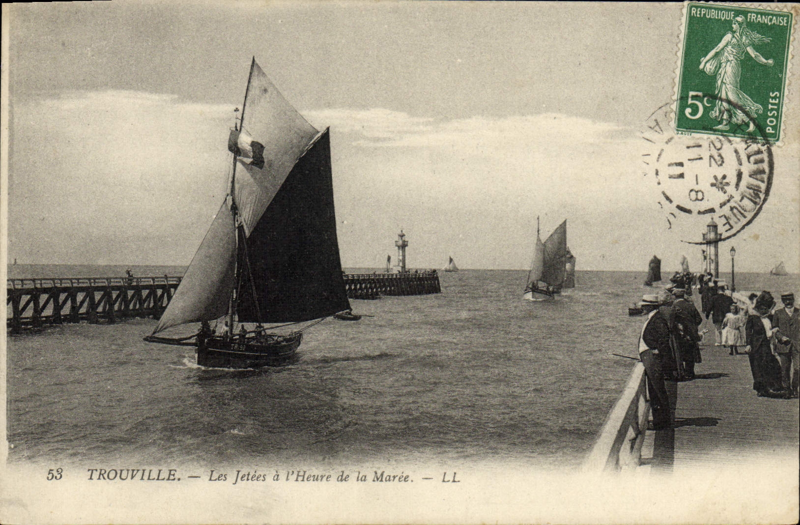 CPA Trouville La Jetees a l'Heure de la Maree Bateau