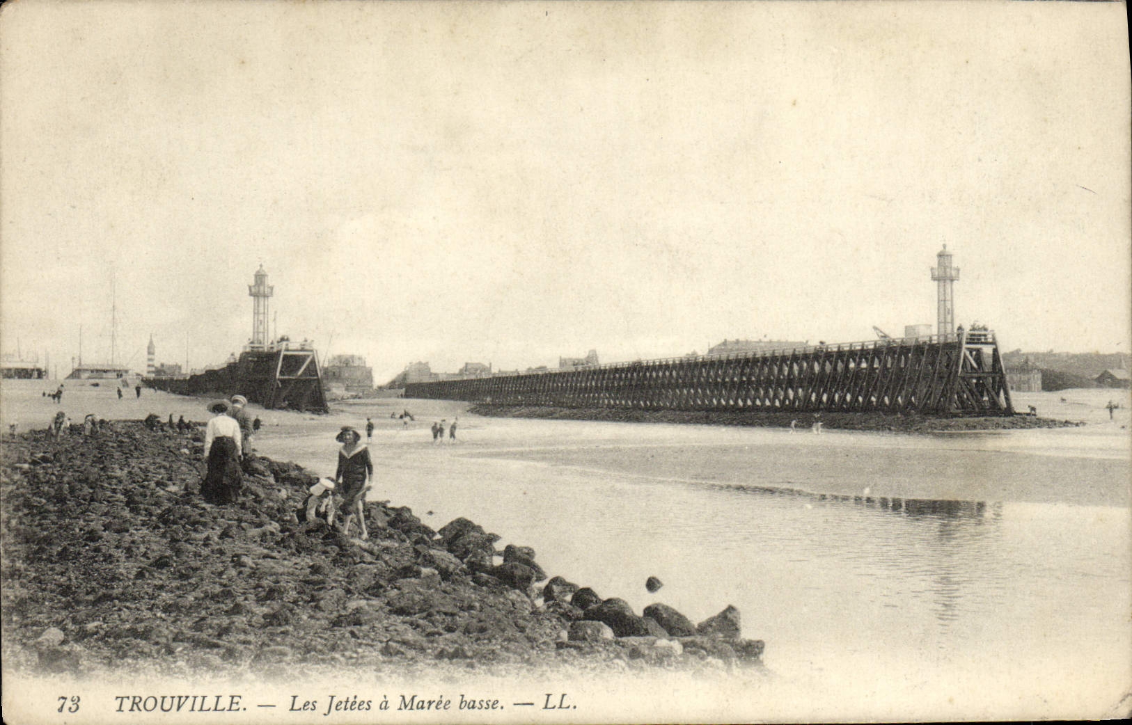 La POSTAL Trouville de la VENDIMIA el embarcadero tiene marea baja