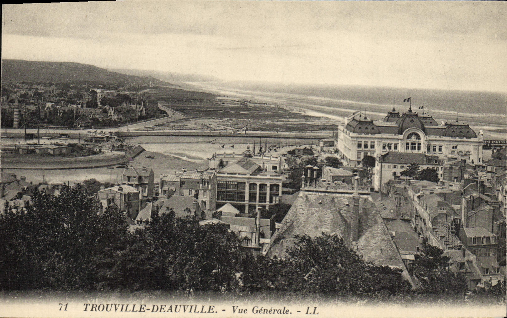 CPA Trouville Deauville Vue Generale Eglise 