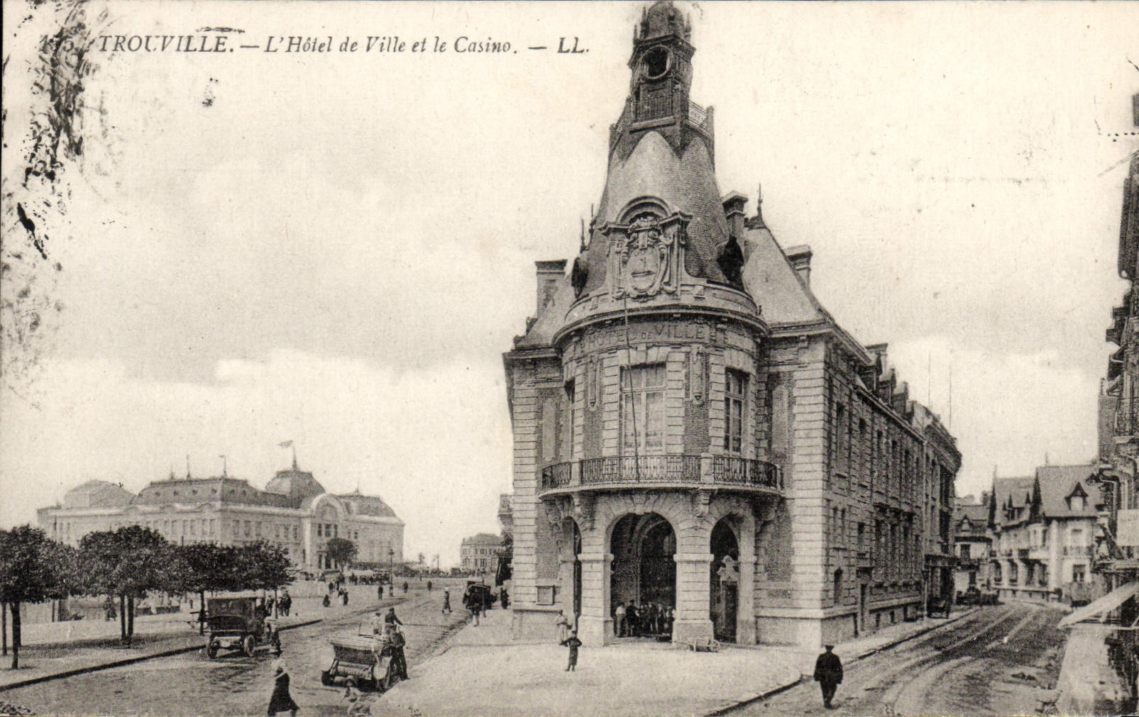 POSTAL Trouville de la VENDIMIA el ayuntamiento y el casino