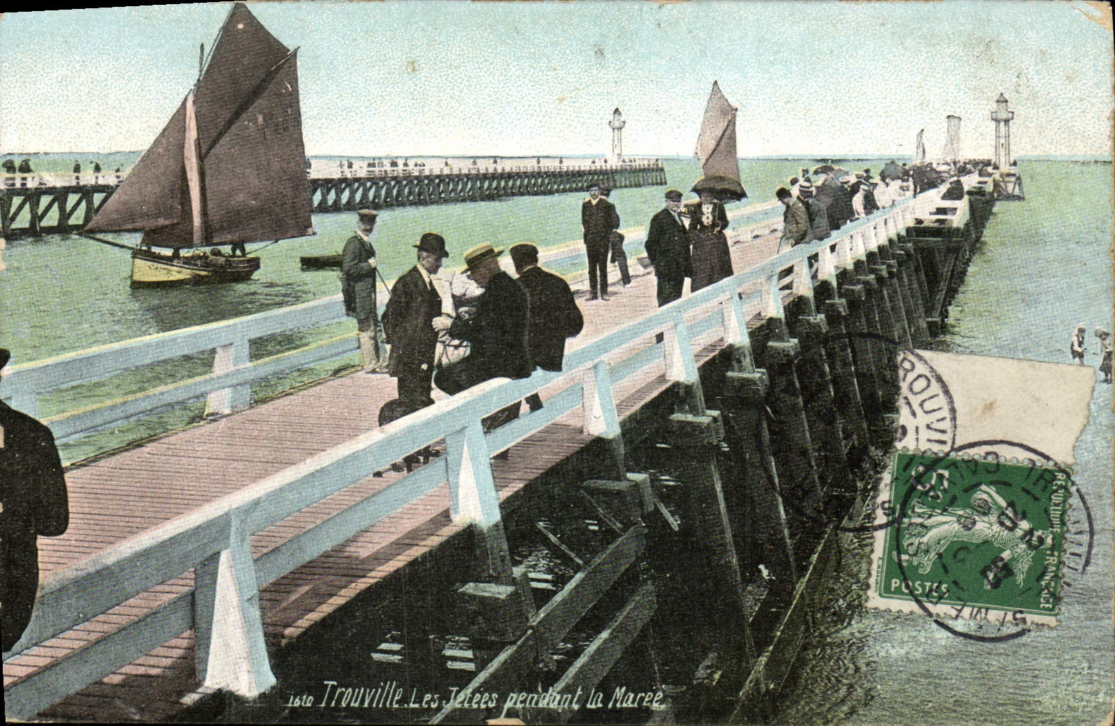 CPA Trouville Les Jetees Pendant la Maree Bateaux