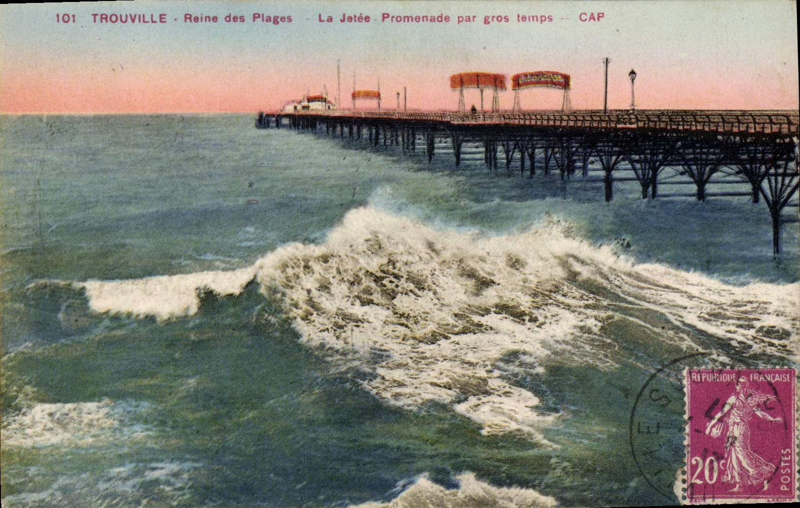 CPA Trouville Reine des Plages La Jetee Promenade par gros temps 