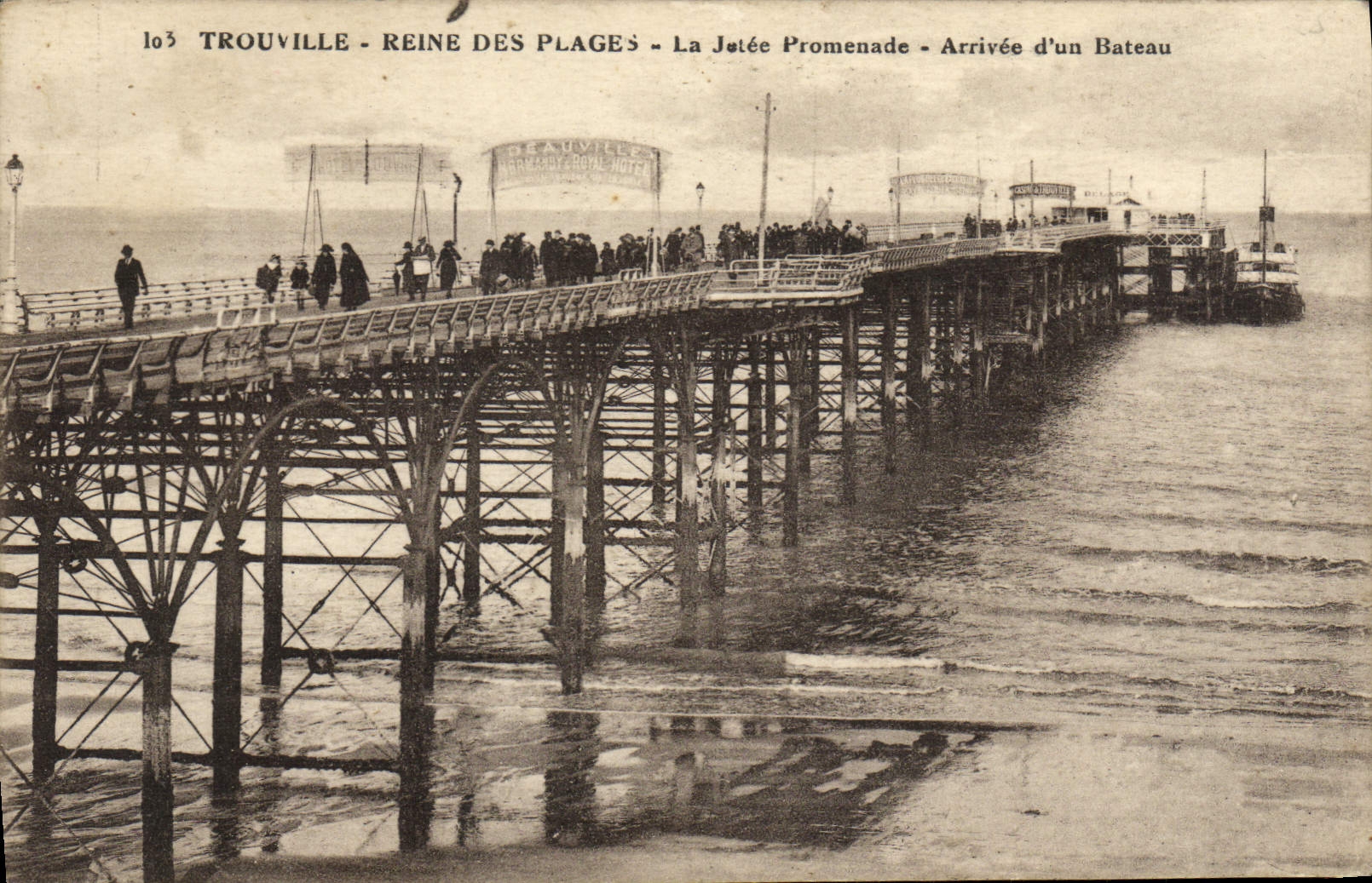 CPA Trouville Reine des Plages La Jetee Promenade Arrivee d'un Bateau
