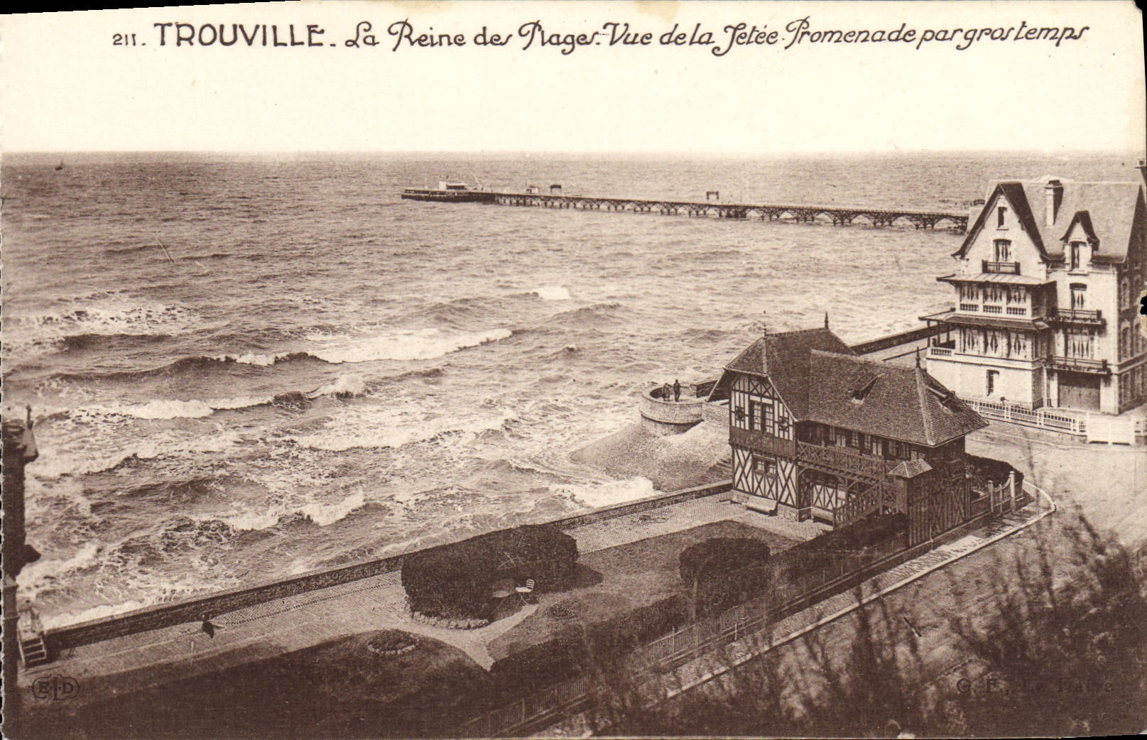 CPA Trouville La Reine des Plages Vue de la Jetee Promenade par gras temps 
