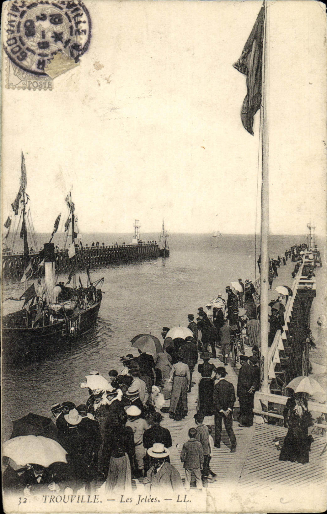 CPA Trouville Les Jetees Bateau