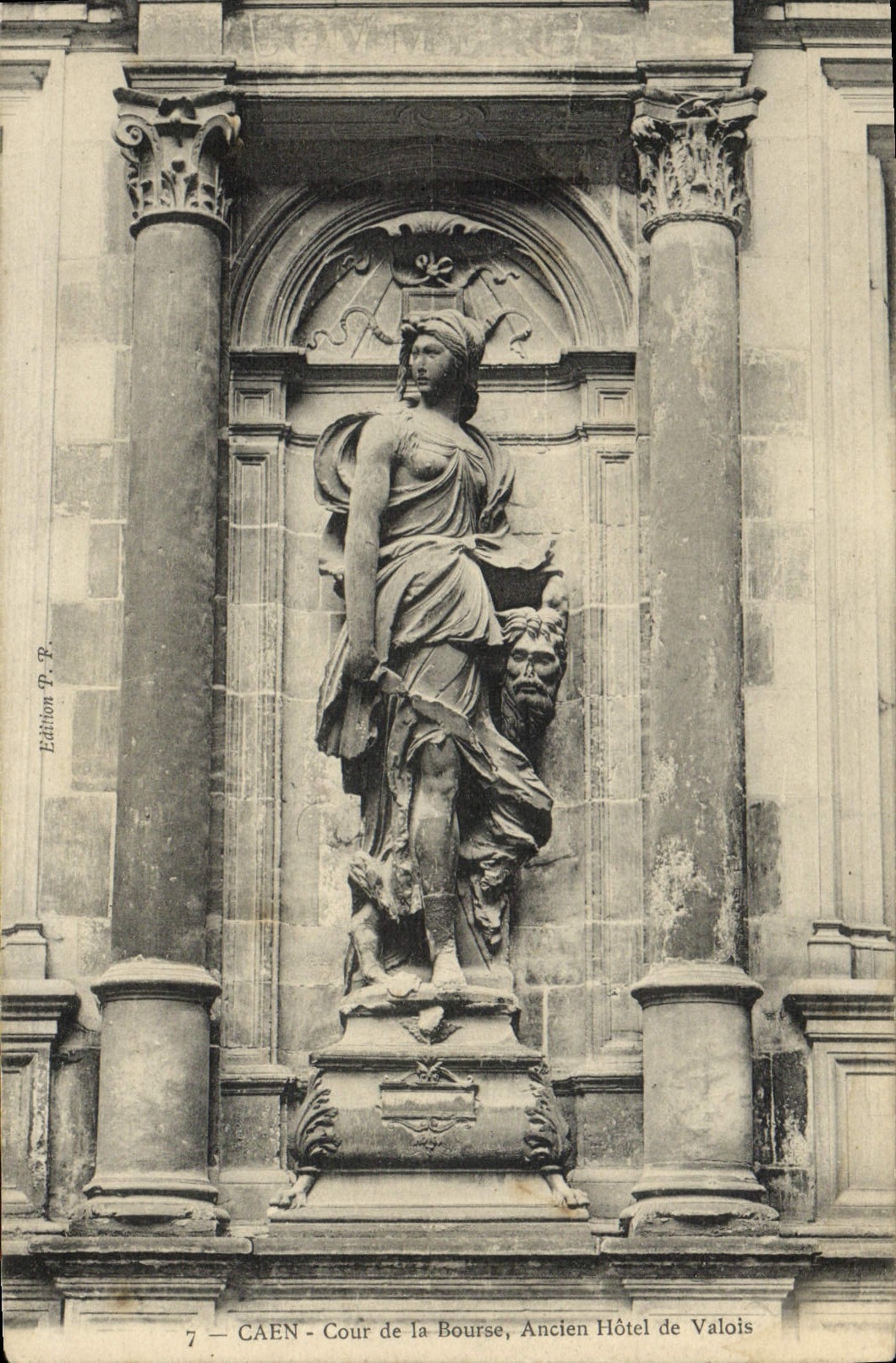 VINTAGE POSTCARD Caen Court of the purse old hotel of valois