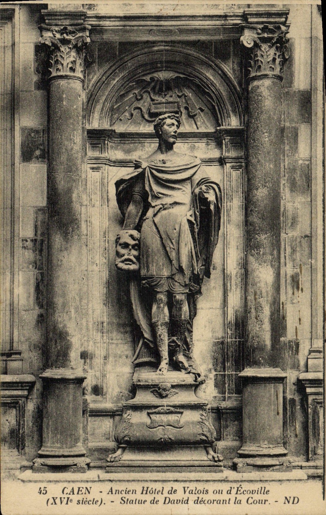 CPA Caen ancien hotel de valois ou d'ecoville Statue de David decorant la cour 