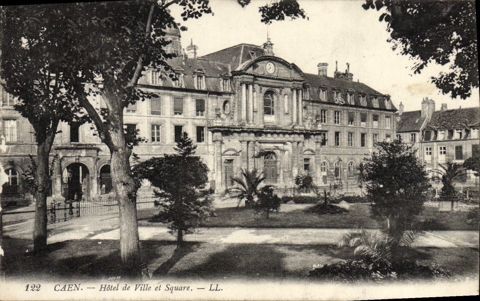 CPA Caen Hotel de ville et square