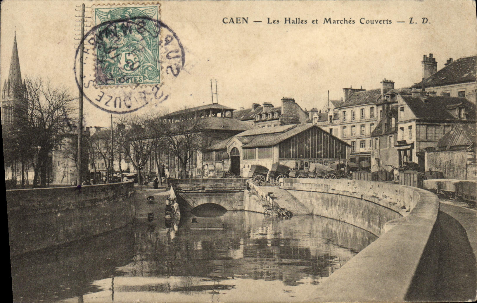 CPA Caen Les halles et marches couverts