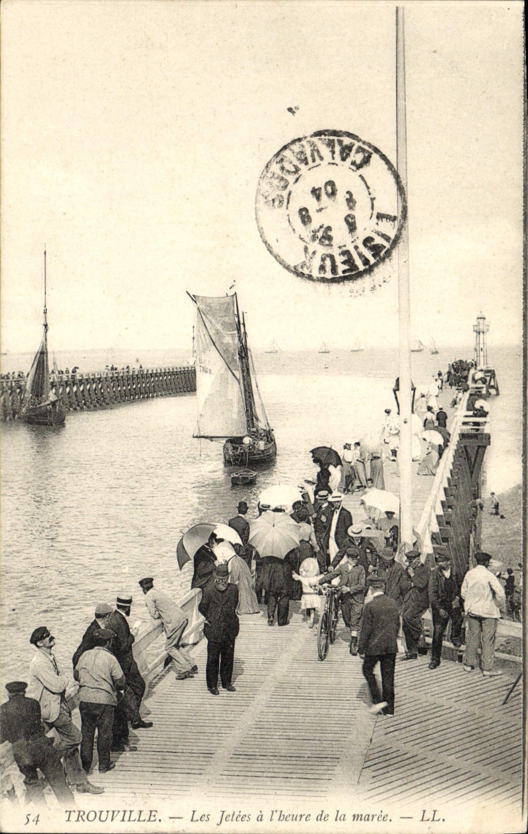 CPA Trouville les jetees a l'heure de la maree Bateau
