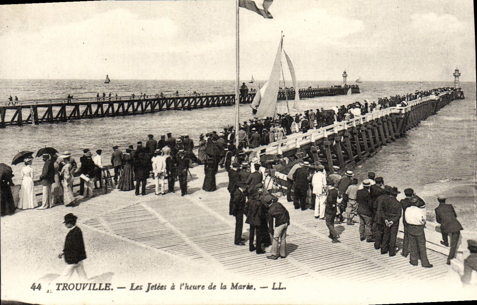 CPA Trouville les jetees a l'heure de la maree Bateau