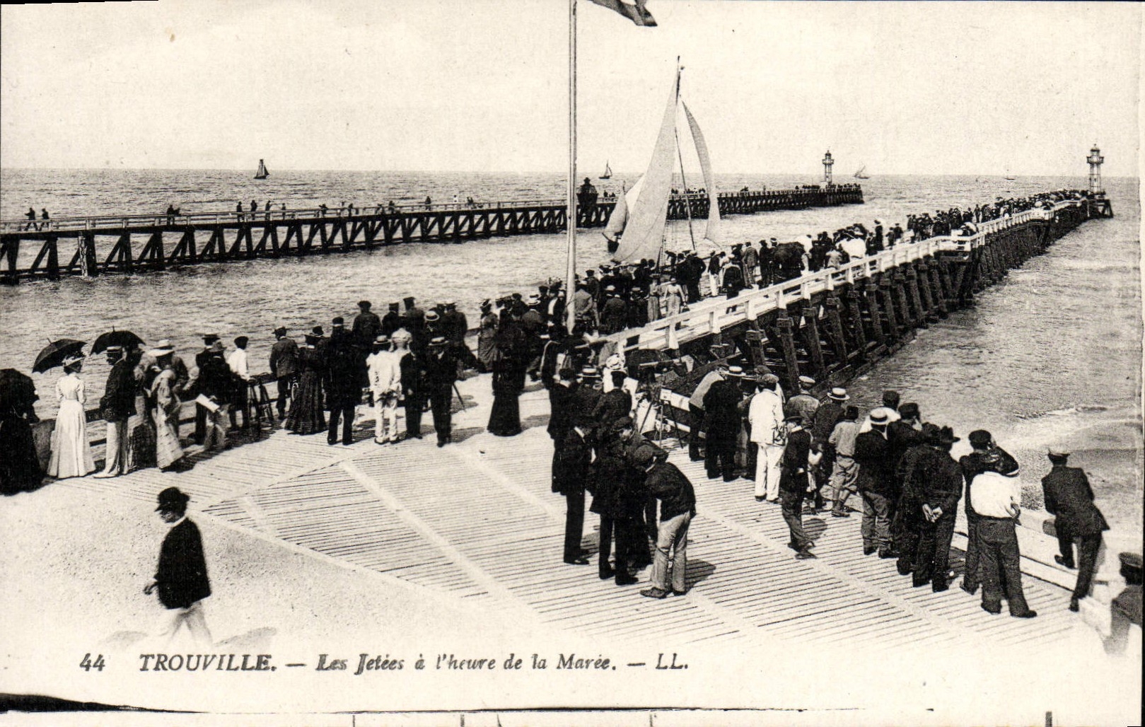 CPA Trouville les jetees a l'heure de la maree Bateau