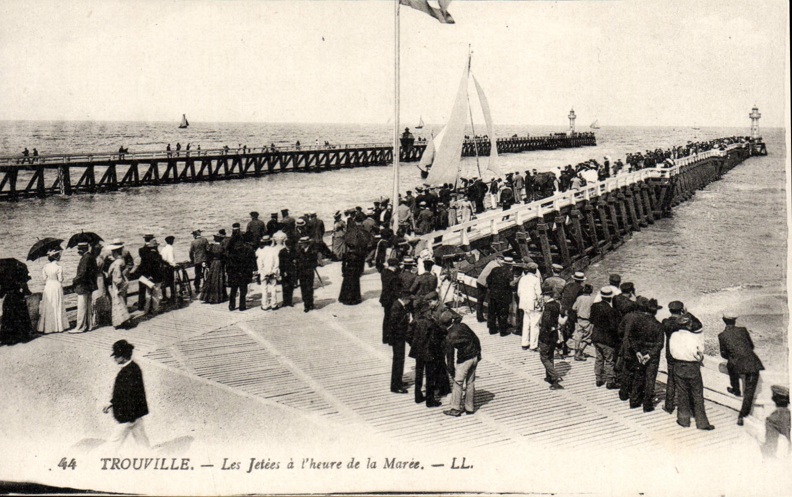 CPA Trouville les jetees a l'heure de la maree Bateau