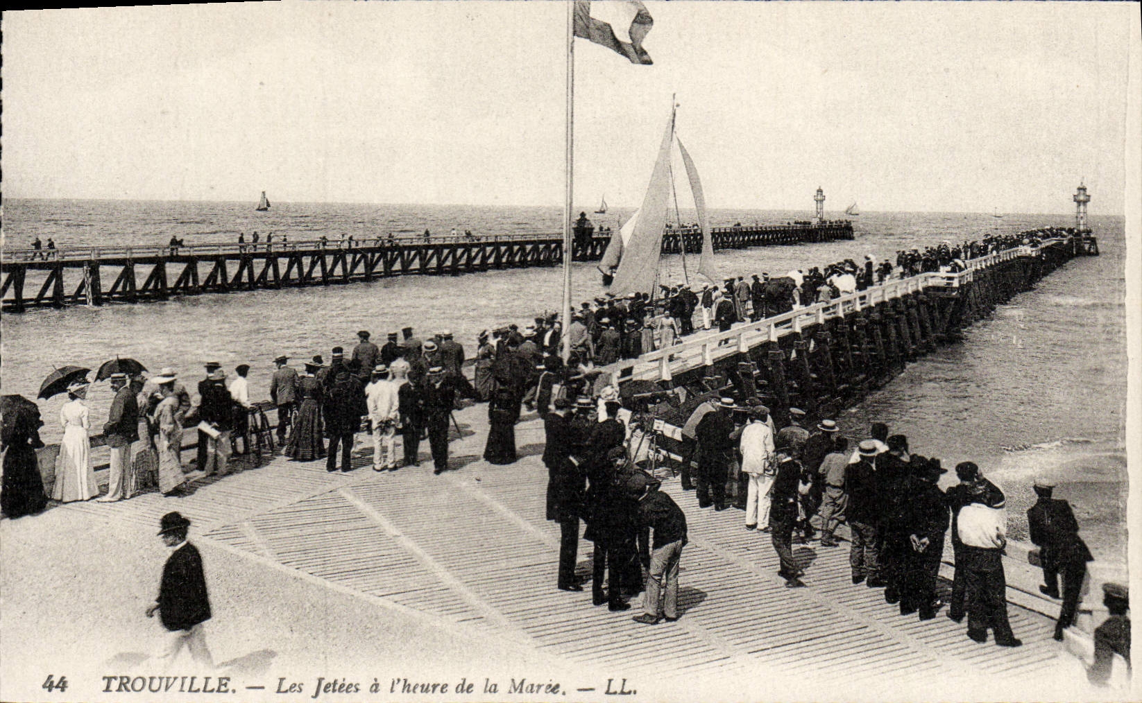 CPA Trouville les jetees a l'heure de la maree Bateau