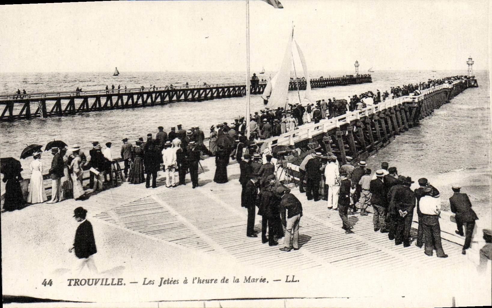 CPA Trouville les jetees a l'heure de la maree Bateau