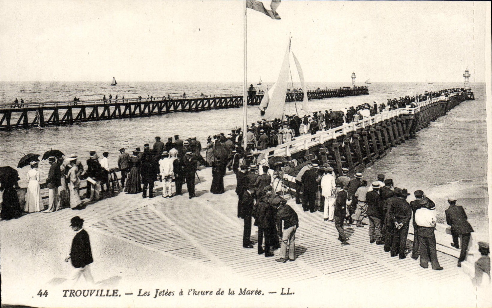 CPA Trouville les jetees a l'heure de la maree Bateau