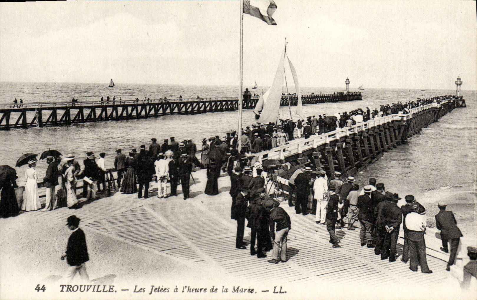 CPA Trouville les jetees a l'heure de la maree Bateau