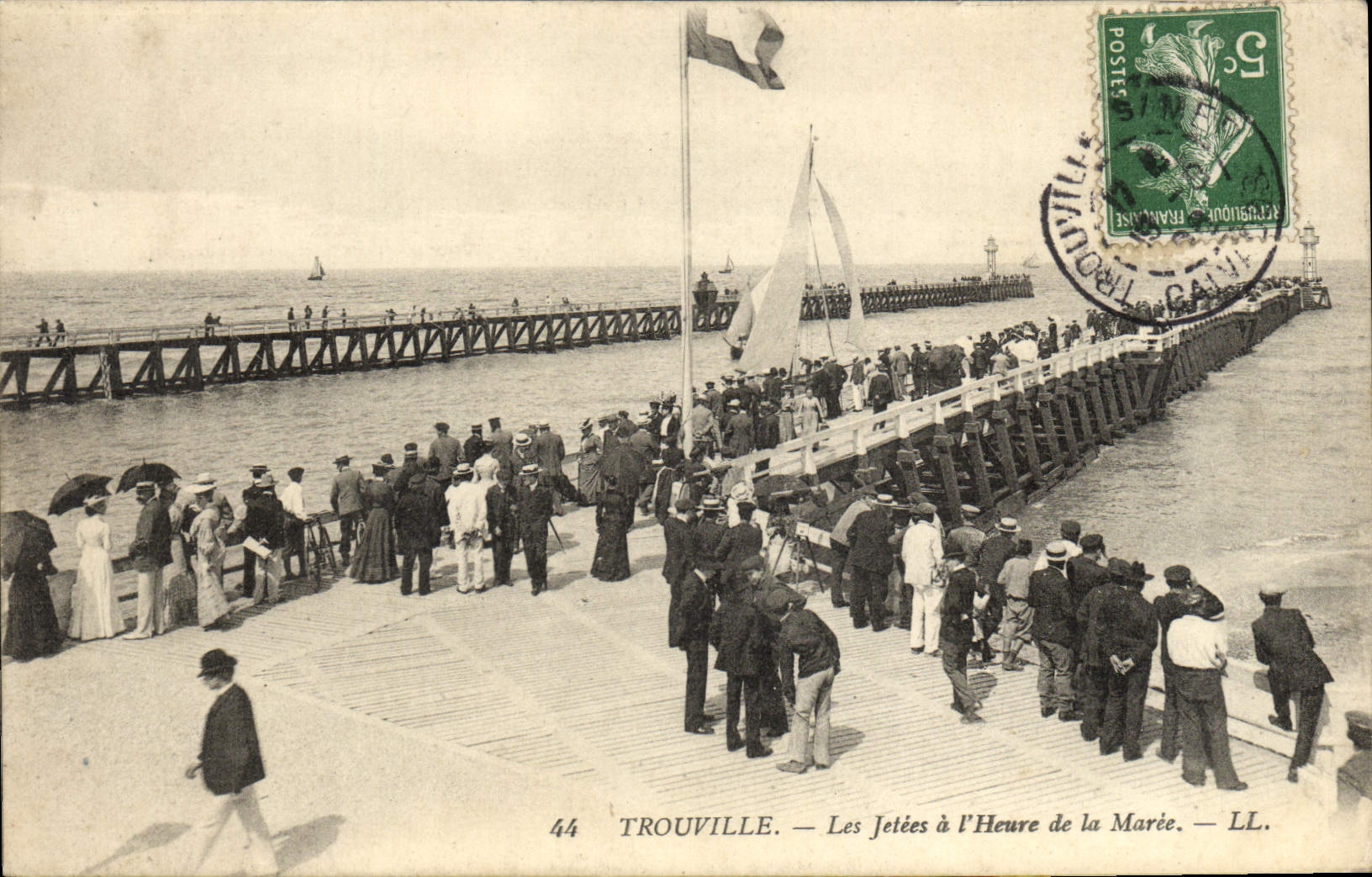 CPA Trouville les jetees a l'heure de la maree Bateau