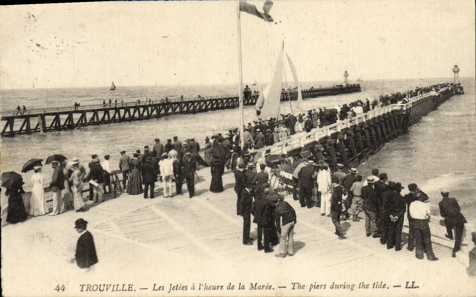 CPA Trouville les jetees a l'heure de la maree Bateau