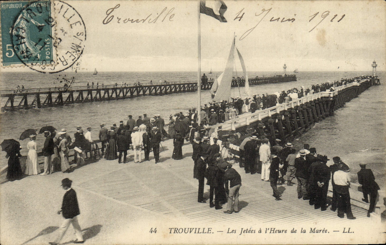 CPA Trouville les jetees a l'heure de la maree Bateau
